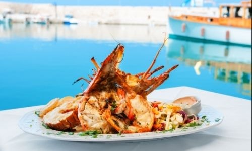 Un plat avec du homard