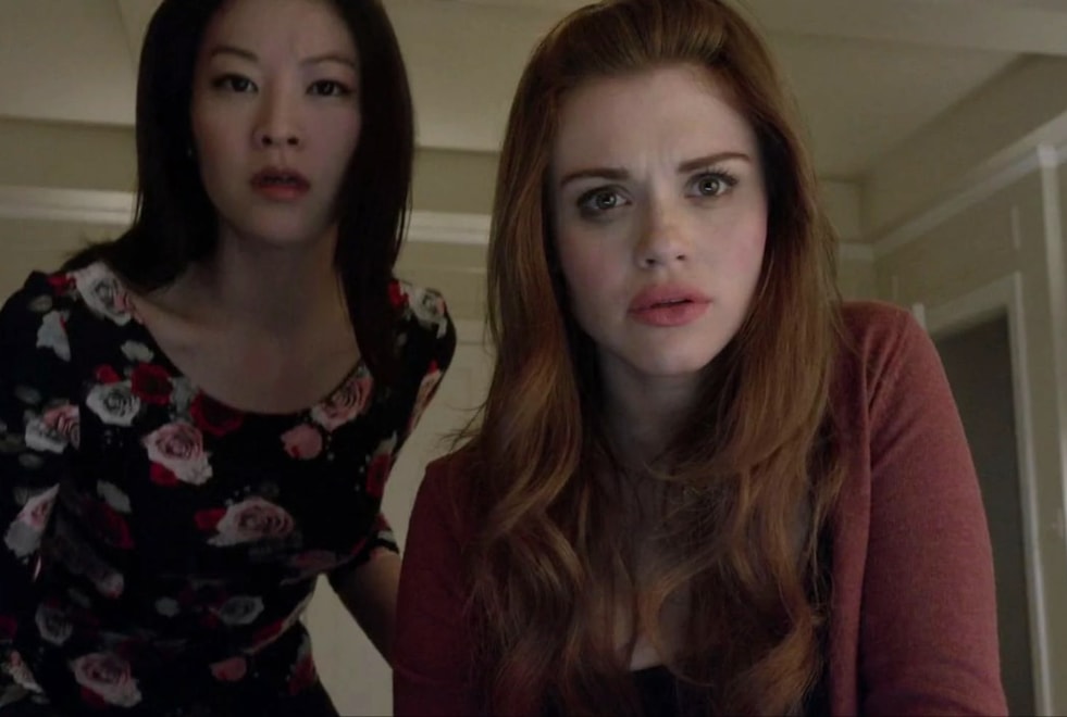 Teen Wolf : Holland Roden réagit aux propos d’Arden Cho sur son salaire et tacle sa co-star