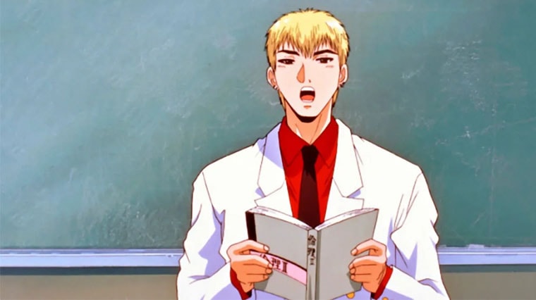 Eikichi Onizuka donnant un cours dans une salle de classe dans l'anime Great Teacher Onizuka