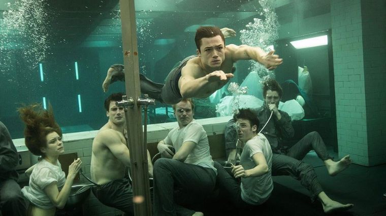 Taron Egerton dans la scène sous l'eau dans Kingsman : Services Secrets