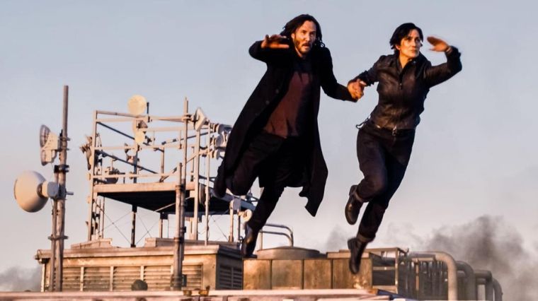 Neo et Trinity sautent du toit dans Matrix : Resurrections 