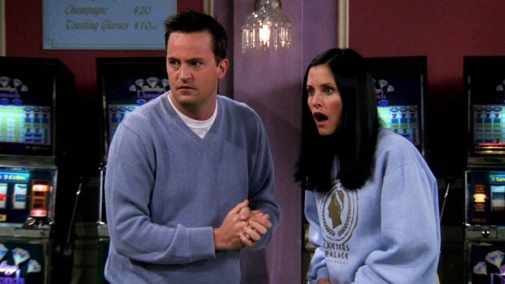 chandler et monica qui voient Rachel et Ross se marier à Las vegas dans friends