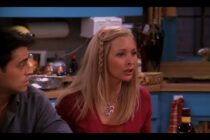 Friends : pourquoi Lisa Kudrow portait une perruque dans la saison 6 ?