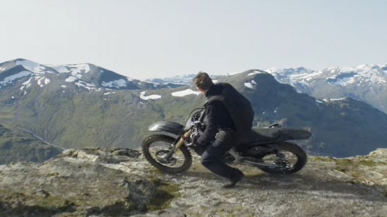 Tom Cruise en moto dans le film Mission Impossible Dead Reckoning