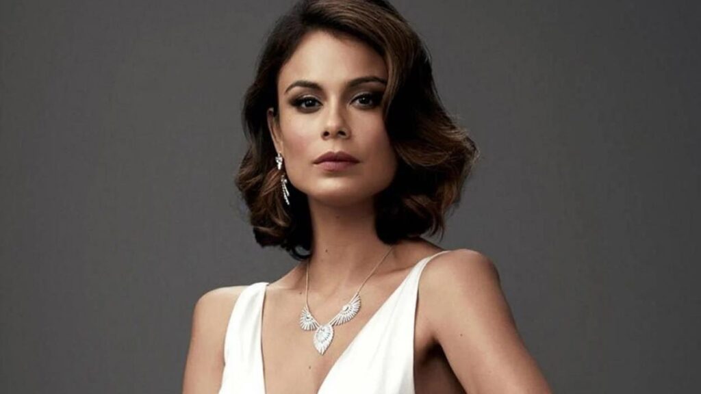 Nathalie Kelley a joué la première Cristal Carrington dans le reboot de la série Dynastie.