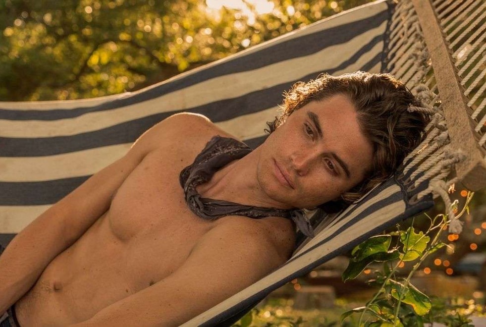 Outer Banks : Chase Stokes rend hommage à sa doublure, Alexander Jennings, décédée