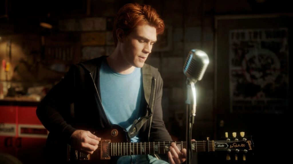 Archie qui chante dans la série Riverdale