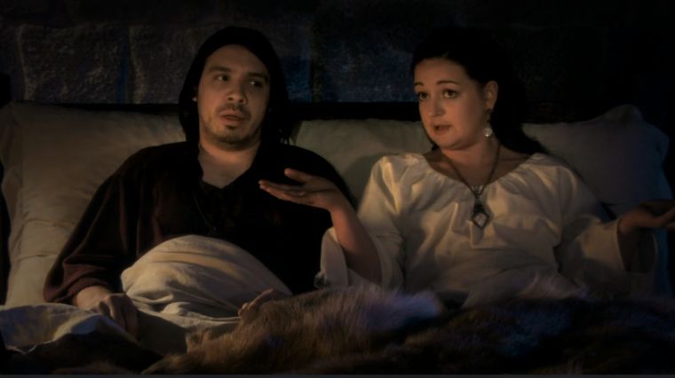 guenievre-et-arthur-lit-kaamelott