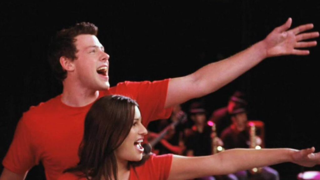 Finn et Rachel chantent dans la série Glee.