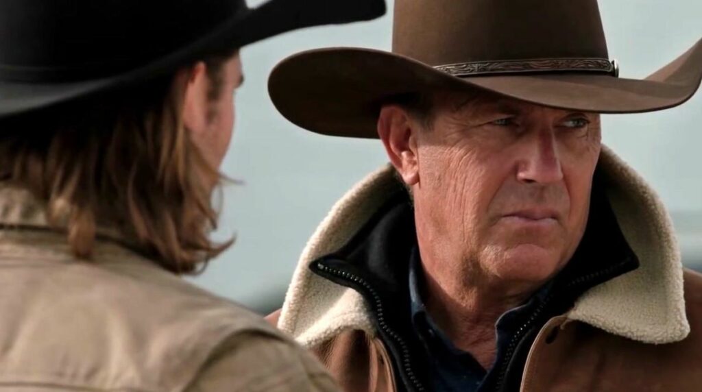 kevin costner joue john dutton dans la série yellowstone