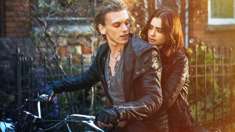 Lily Collins et Jamie Campbell Bower dans The Mortal Instruments.