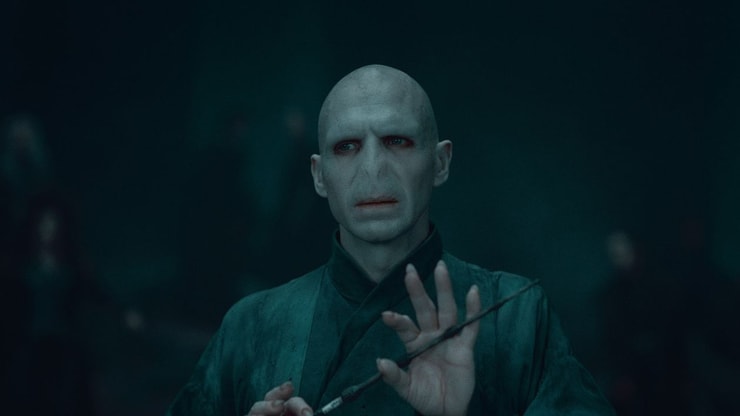 Harry Potter : Ralph Fiennes pourrait-il reprendre son rôle de Voldemort ? Il répond