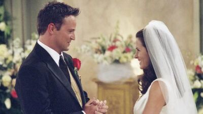 Friends : avez-vous déjà vu cette scène coupée très gênante au mariage de Chandler et Monica ?
