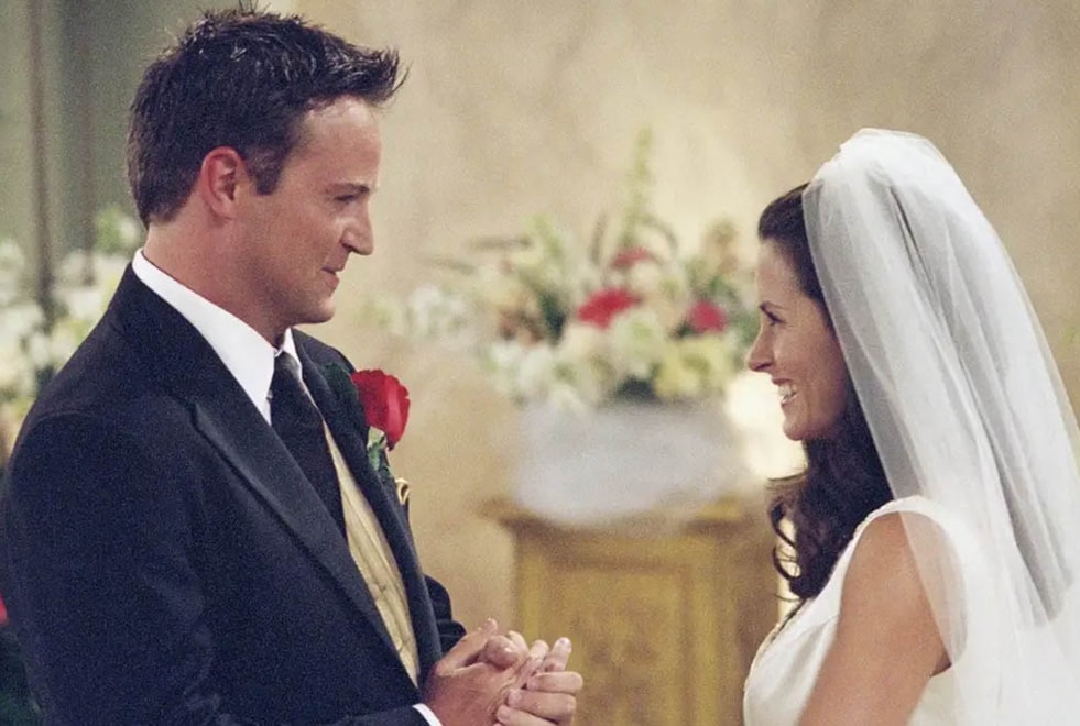 Friends : avez-vous déjà vu cette scène coupée très gênante au mariage de Chandler et Monica ?