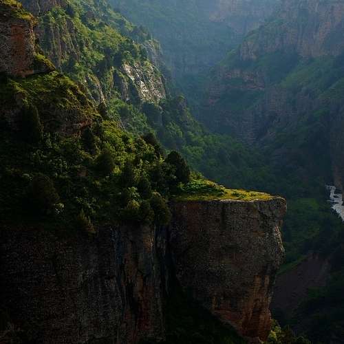 Vers un canyon pour contempler la vue