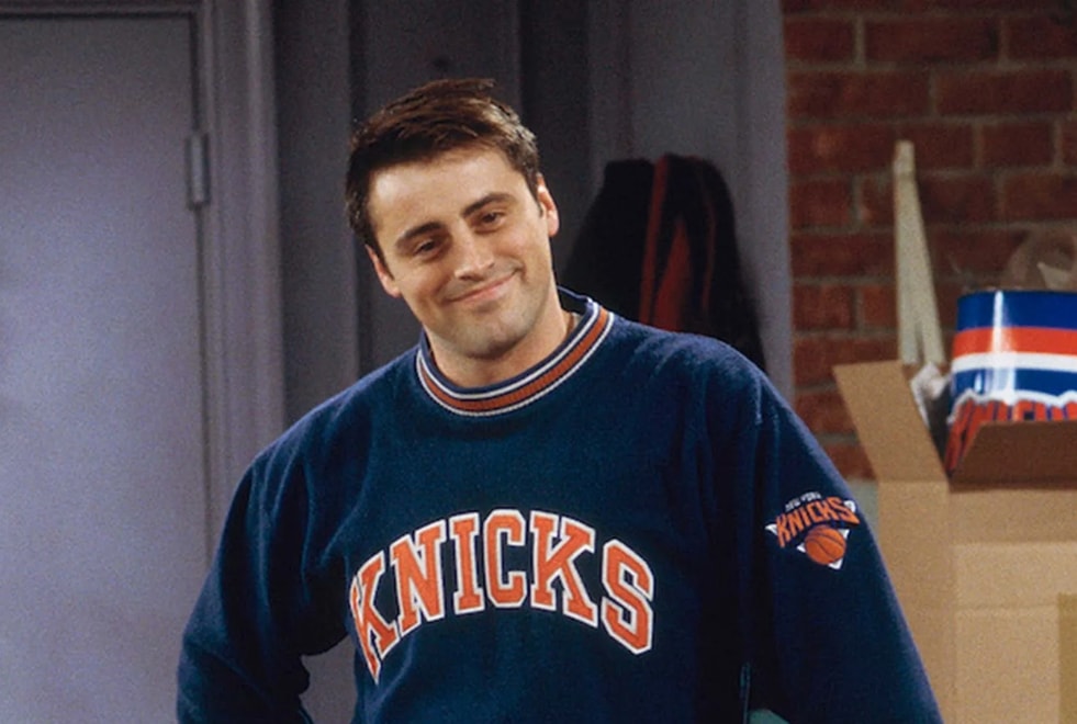 Friends : aviez-vous remarqué cette scène où l’acteur de Joey est en plein fou rire ?