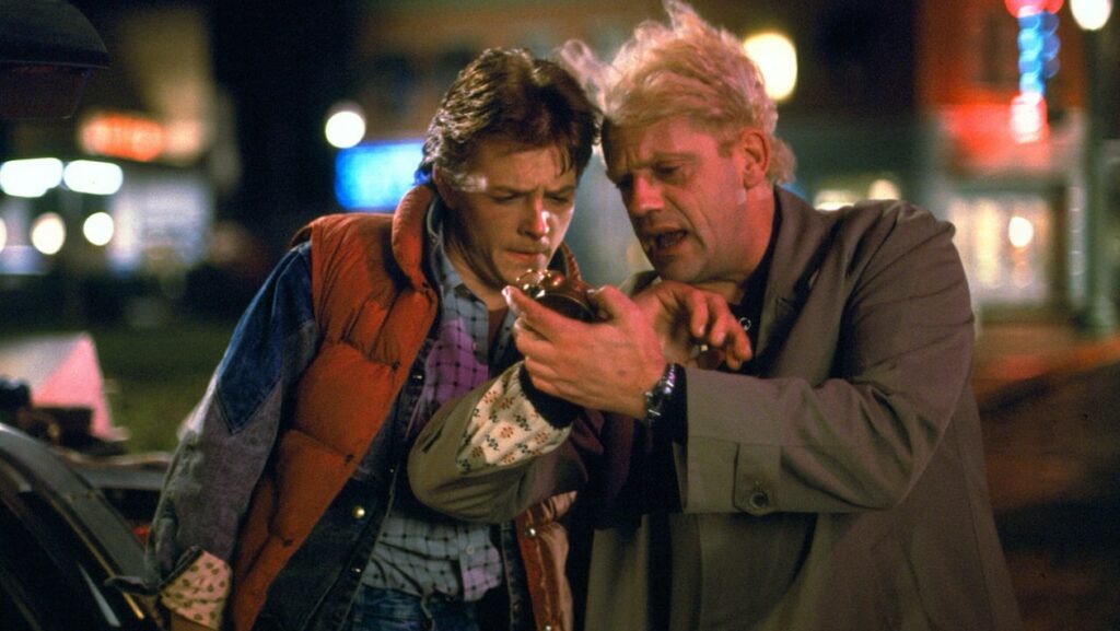 marty mcfly joué par michael j fox et doc brown joué par christopher lloyd dans retour vers le futur