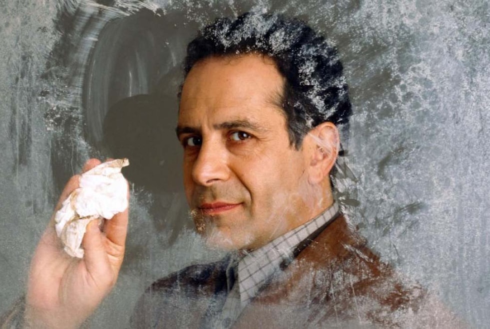 Monk : Tony Shalhoub révèle l’incroyable événement qui a inspiré l’histoire du film