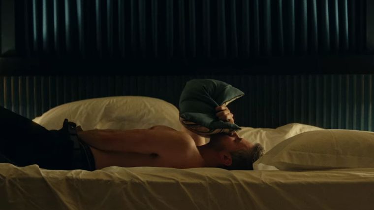 obsession, série netflix, william, lit, coussin, odeur, anna, richard armitage, charlie murphy