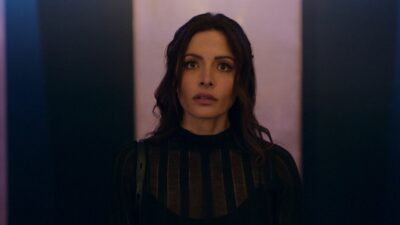 Sex/Life saison 2 : Sarah Shahi balance sur le tournage et tacle l’équipe de la série