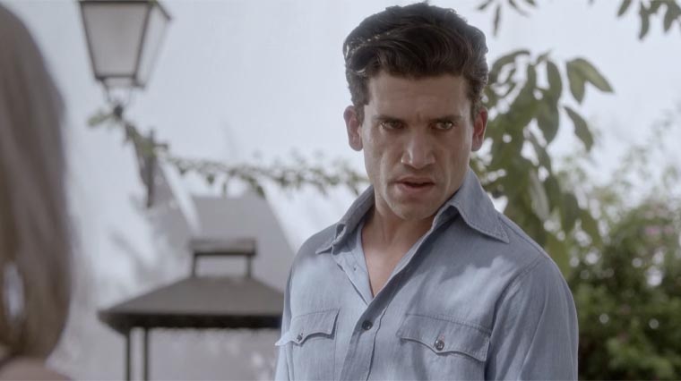 Adolfo joué par Jaime Lorente dans le film d'horreur espagnol de Netflix, Tin & Tina