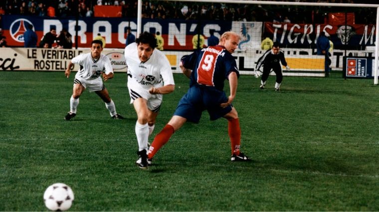 Didier qui court après le ballon dans le film Didier