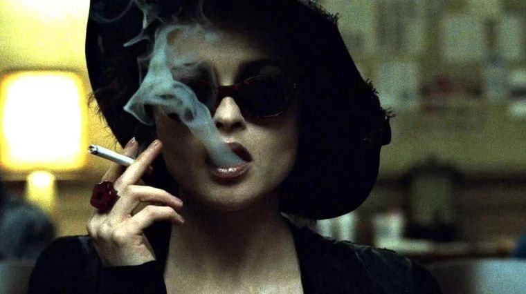 Marla dans le film Fight Club qui fume une cigarette