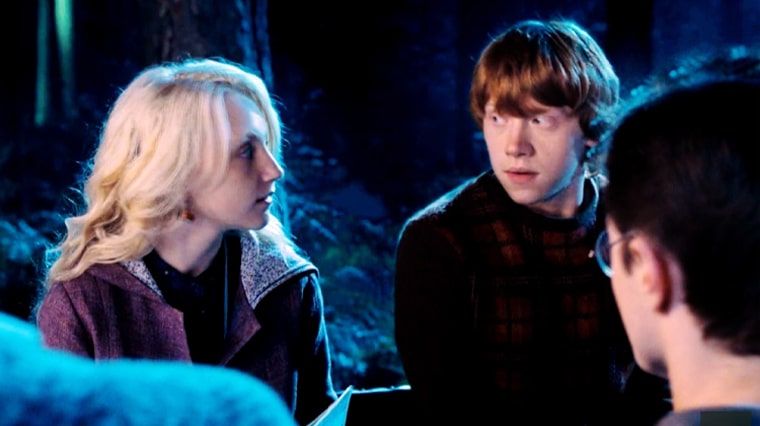 les amis de poudlard ron weasley et luna lovegood échangent un regard