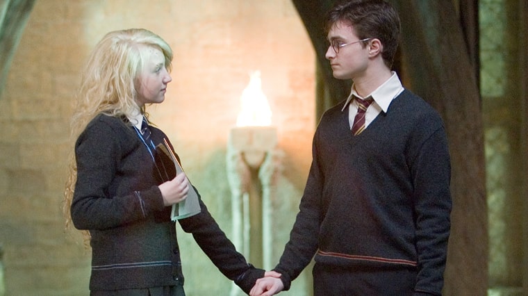 Les deux amis Luna Lovegood et Harry Potter au coeur de l'enceinte de Poudlard