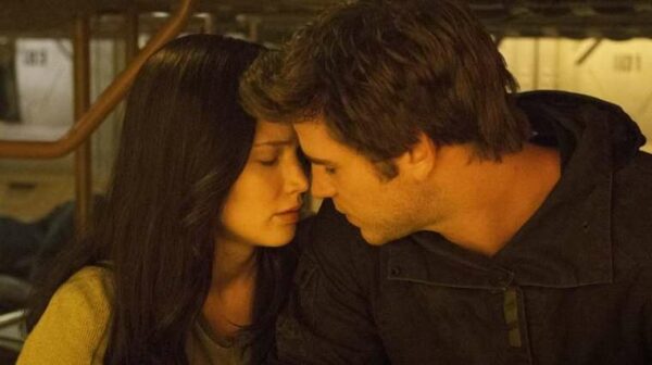 hunger-games-gale-et-katniss-baiser