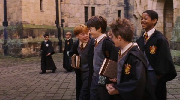 ron, harry, dean, seamus qui se moquent de hermione dans harry potter à l'école des sorciers