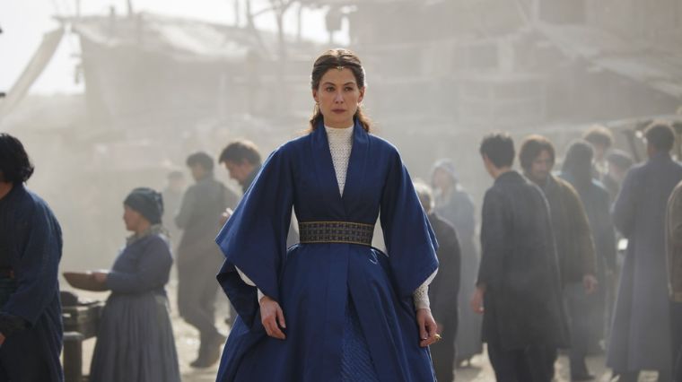 moiraine-rosamund-pike-dans-la-saison-2-de-la-serie-la-roue-du-temps
