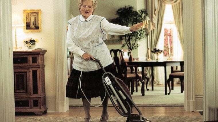 madame doubtfire qui passe l'aspirateur et danse dans le film