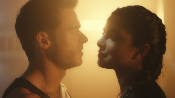 richard-madden-et-priyanka-chopra-dans-la-serie-amazon-citadel