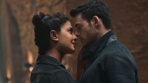 richard-madden-et-priyanka-chopra-dans-la-serie-amazon-prime-video-citadel