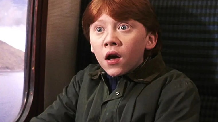 Ron Weasley, étonné de découvrir Harry Potter en face de lui.