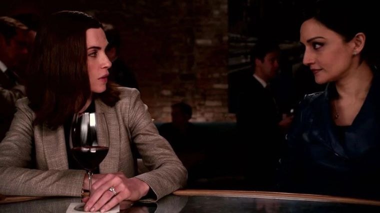 Julianna Margulies et Archie Panjabi dans la série The Good Wife.