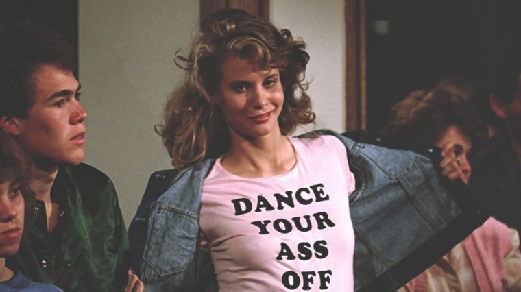 Ariel dans le film Footloose avec un t-shirt sur la danse