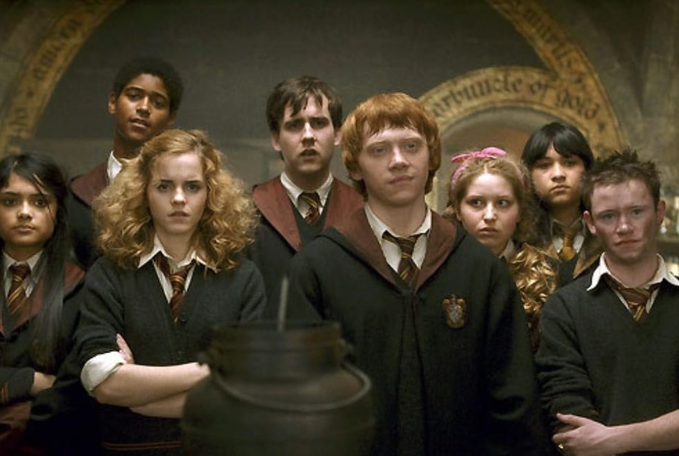 Harry Potter : « Je joue juste avec mes cheveux », une actrice de Harry Potter bannie des conventions à cause de son compte OnlyFans