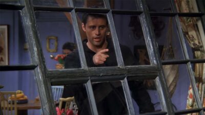 Friends : aviez-vous vu ce changement de couleur de chemise de Joey dans cet épisode ?