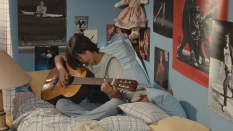 Sophie Marceau qui joue dans la guitare dans la Boum