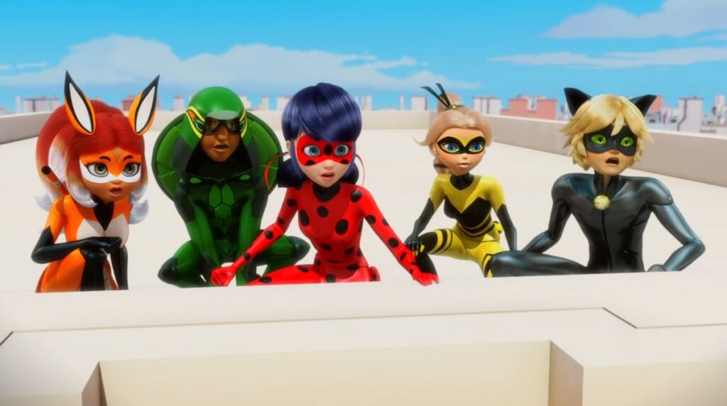 Les super-héros Ladybug, Chat Noir, Rena Rouge, Carapace, et Queen Bee dans Miraculous.