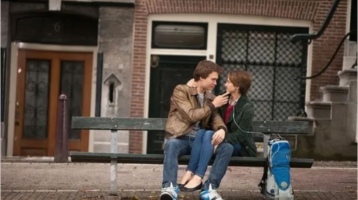 Hazel et Augustus interprétés par Shailene Woodley et Ansel Gort, scène du banc