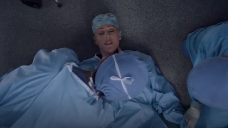 kim raver dans le rôle de teddy, évanoui dans le final de la saison 19 de grey's anatomy