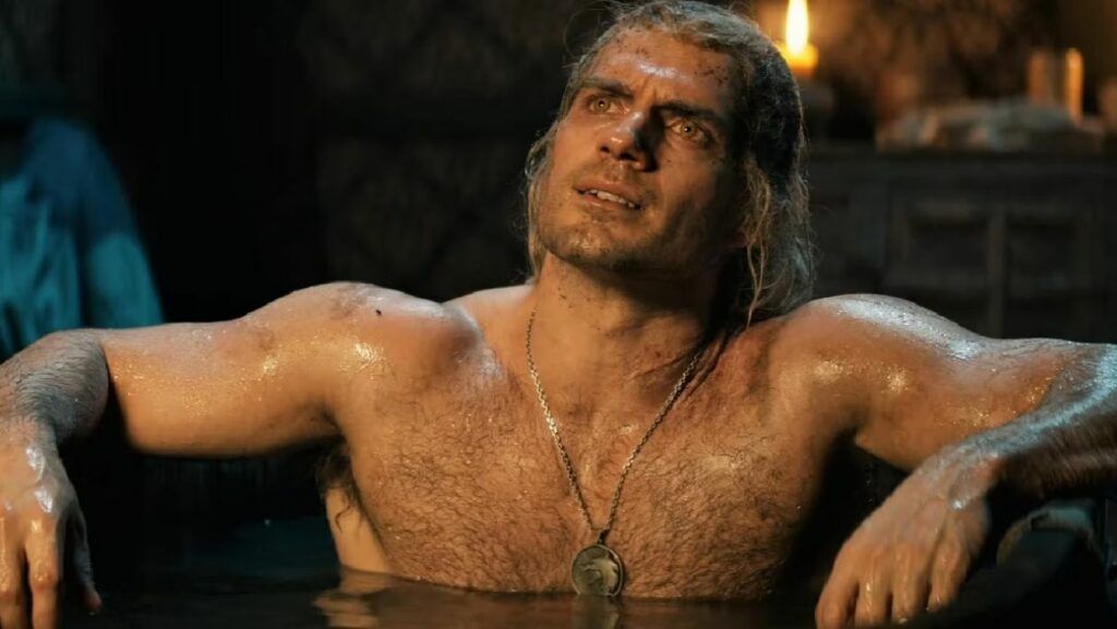 henry cavill dans le rôle de geralt de riv dans la fameuse scène du bain dans l'épisode 5 de la saison 1 de the witcher