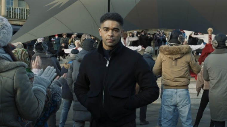 skrull-avec-lapparence-dun-homme-devant-nick-fury-dans-secret-invasion