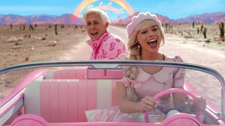 Barbie et Ken en voiture quittant Barbie Land dans le film de Greta Gerwig