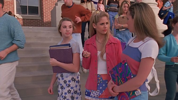 Buffy Summers au lycée Hemery, à Los Angeles, dans Buffy contre les vampires.