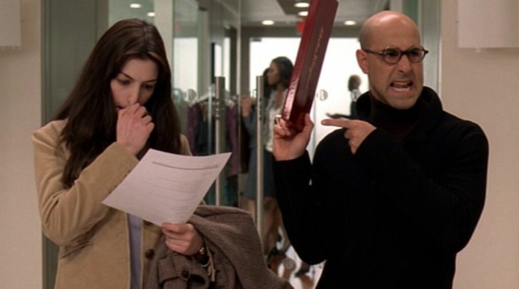 Anne Hathaway et Stanley Tucci dans le film Le Diable s'habille en Prada.