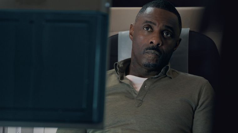 Idris Elba dans la série Hijack.